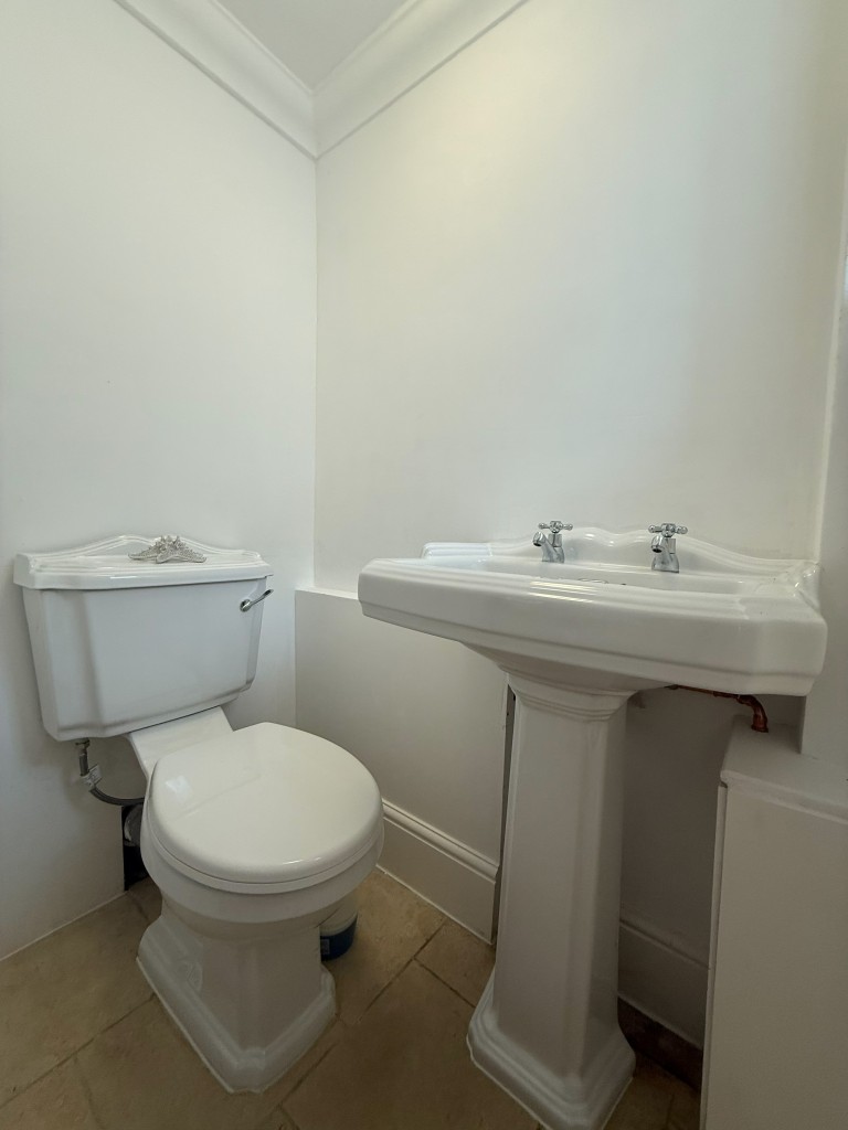 Lot: 159 - THREE-BEDROOM COTTAGE CLOSE TO TOWN CENTRE AND SEAFRONT - Downstairs Cloakroom